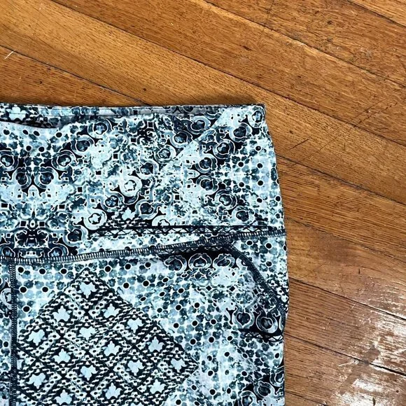 Gaiam white green black design 3/4 cropped athleisure workout leggings size XL - Picture 3 of 5